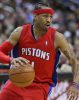 Allen Iverson med röd Shooter Arm Sleeve at Bench-Crew